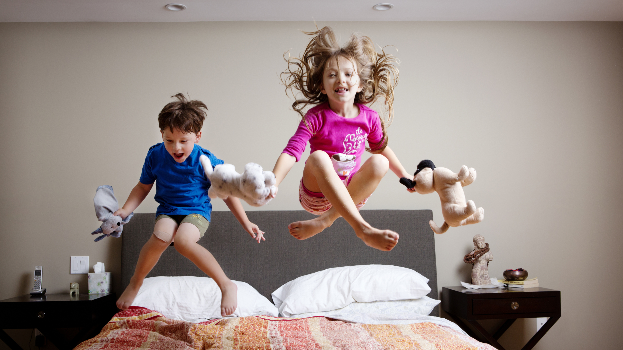 Дети прыгают на кровати
